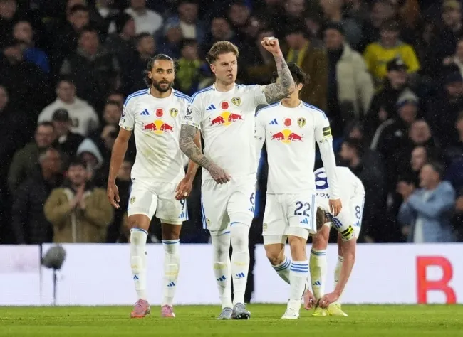 Cầu thủ Leeds ăn mừng bàn thắng trước West Ham tại Elland Road.