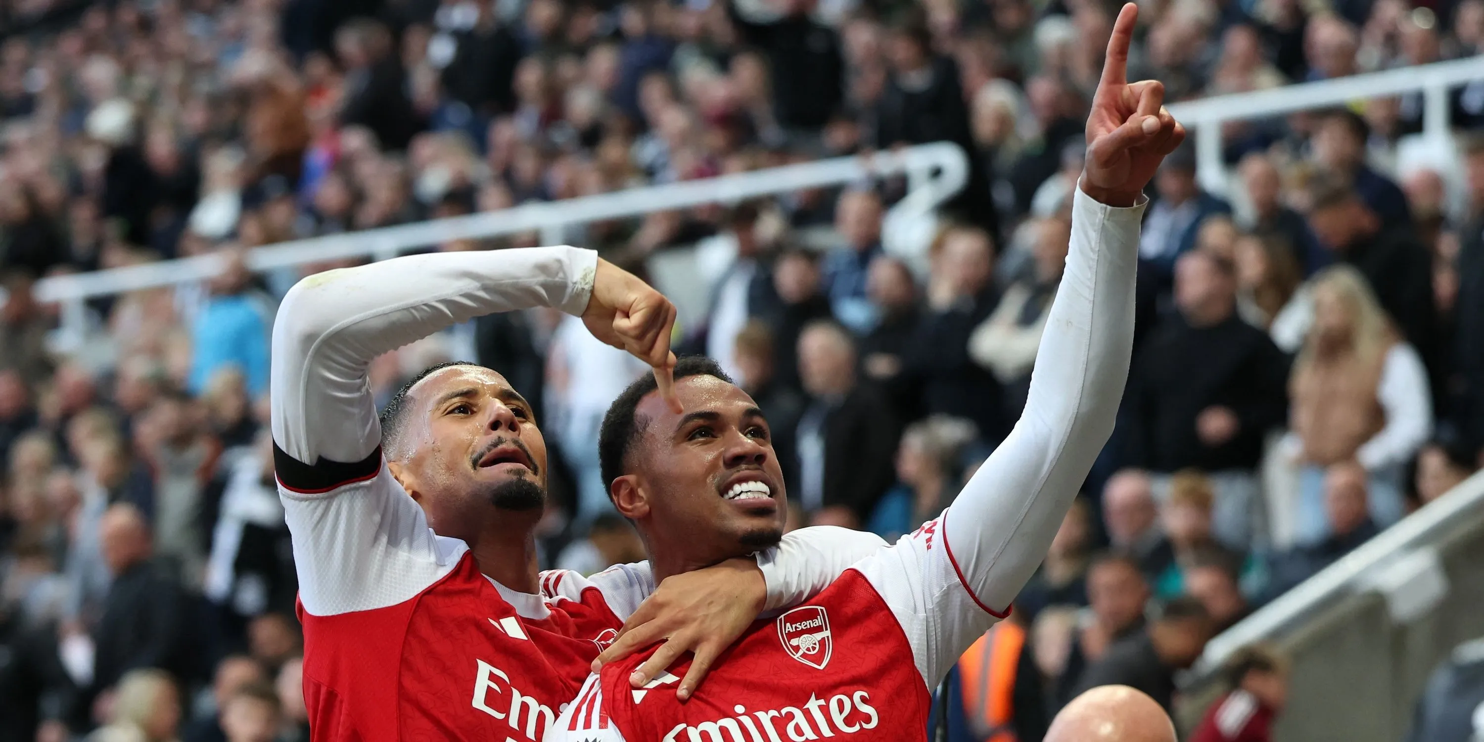 Gabriel Magalhães ăn mừng cùng William Saliba sau pha phòng ngự chắc chắn cho Arsenal