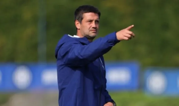HLV Cristian Chivu trò chuyện cùng cầu thủ Inter trong phòng họp báo, bầu không khí thoải mái và tinh thần lạc quan trước trận gặp Napoli