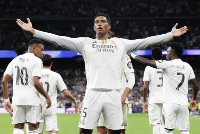 Jude Bellingham ăn mừng bàn thắng cho Real Madrid, tiền vệ trung tâm ghi bàn quan trọng và kiểm soát khu trung tuyến