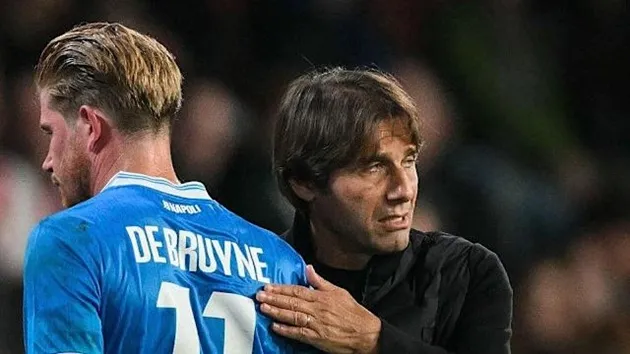 Kevin De Bruyne di chuyển lùi sâu trong vai trò số 9 ảo, tạo khoảng cho Noa Lang và David Neres