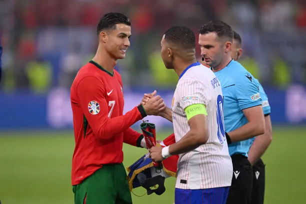 Kylian Mbappé ăn mừng bàn thắng quyết định cho Real Madrid, khoảnh khắc thể hiện vai trò kế nhiệm Ronaldo