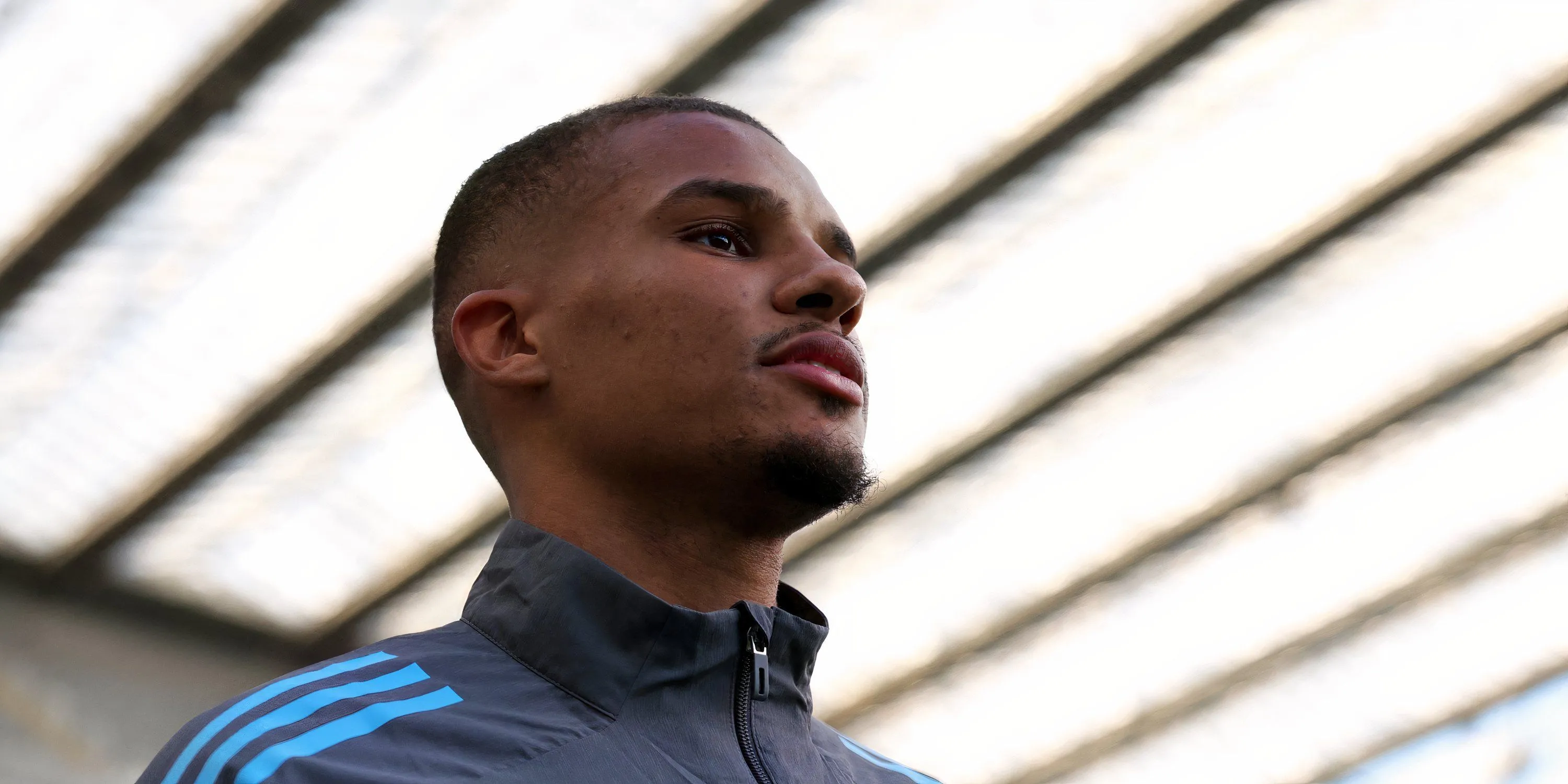 Malick Thiaw trong màu áo Newcastle, thể hiện khả năng phòng ngự trên không