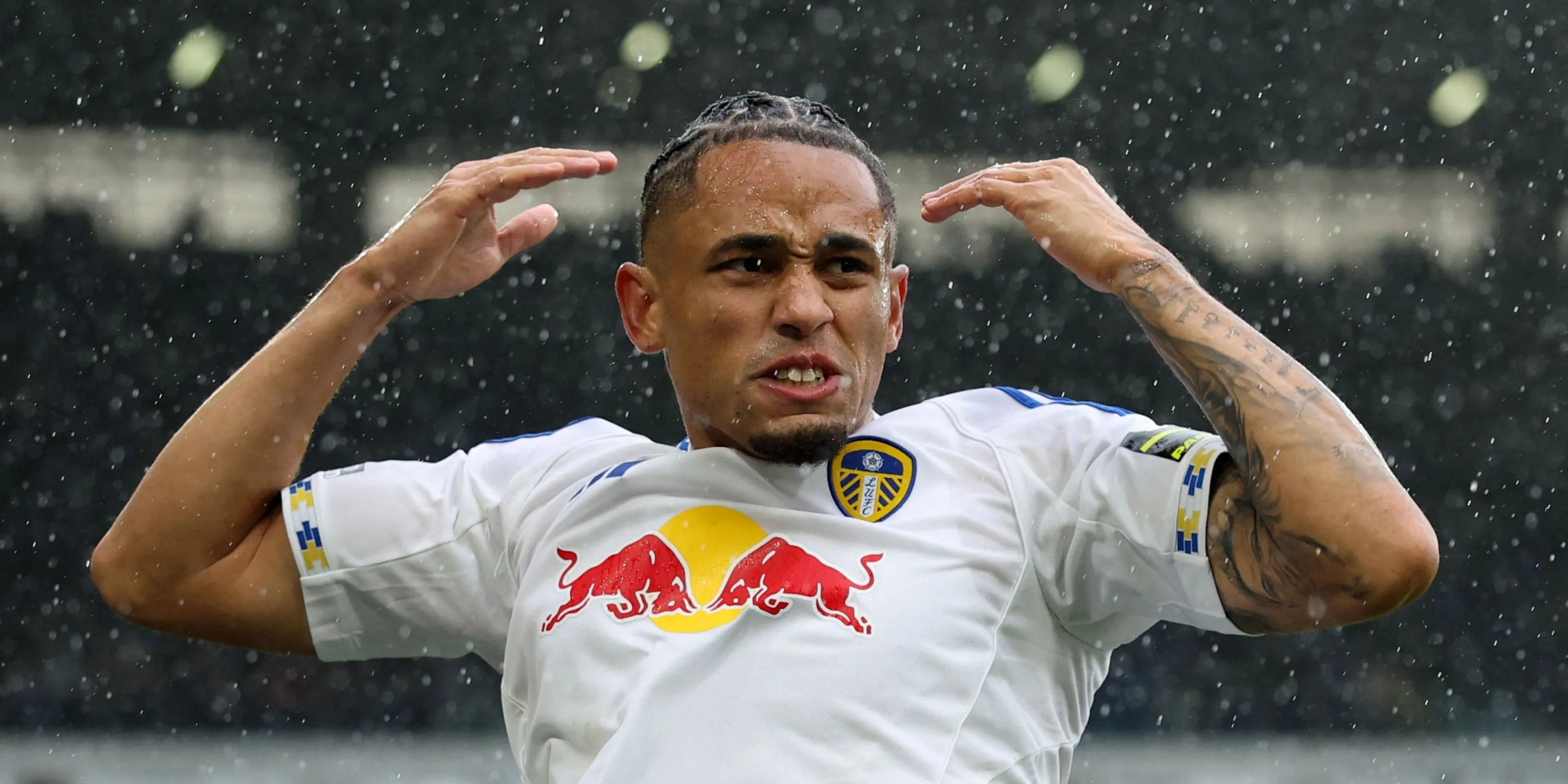 Noah Okafor tấn công trong màu áo Leeds, biểu tượng tốc độ và rê dắt