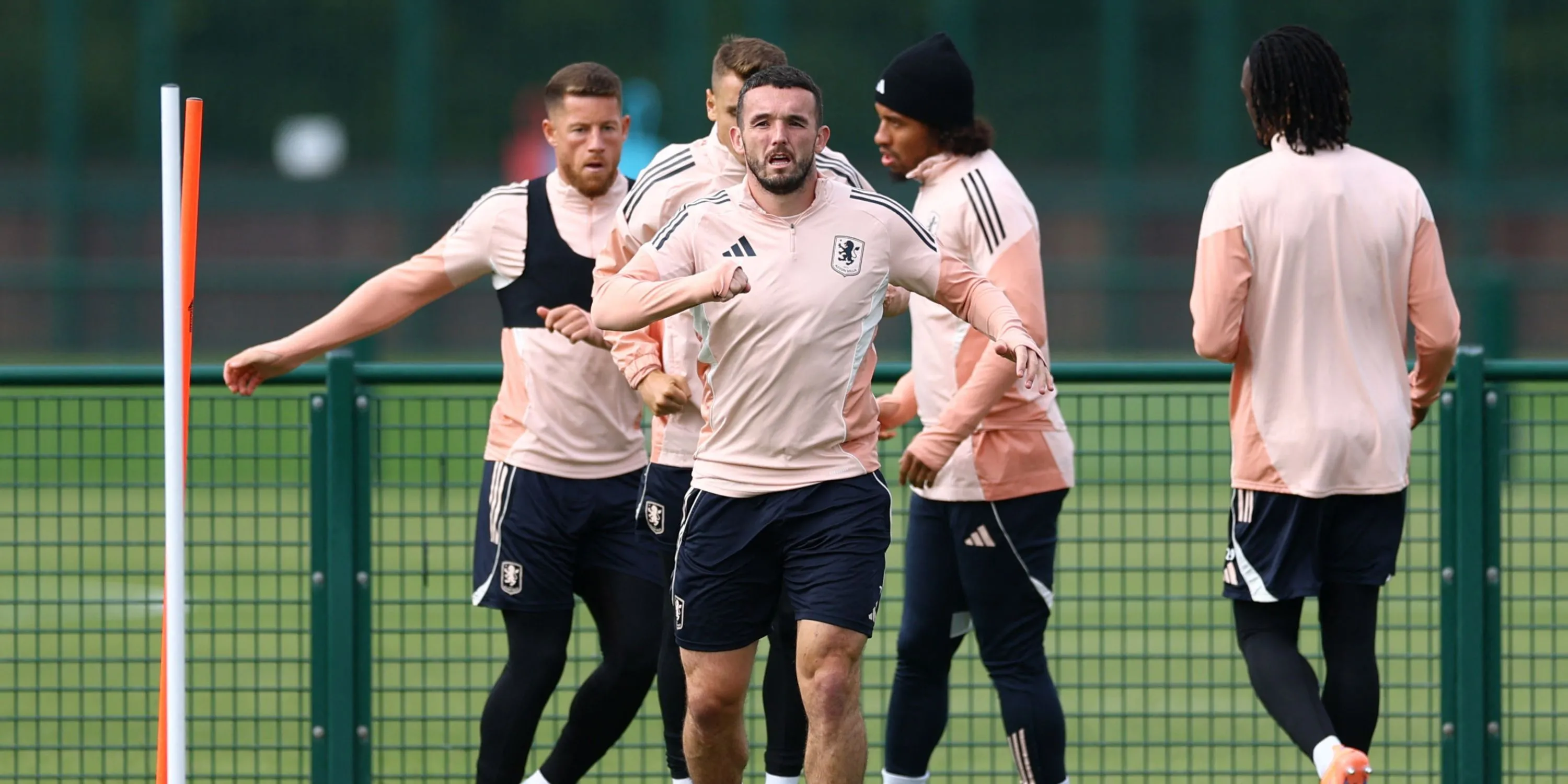 Ross Barkley trong màu áo Aston Villa, mục tiêu mượn của Leeds nhằm tăng cường tuyến giữa và hy vọng giành suất dự World Cup cùng tuyển Anh