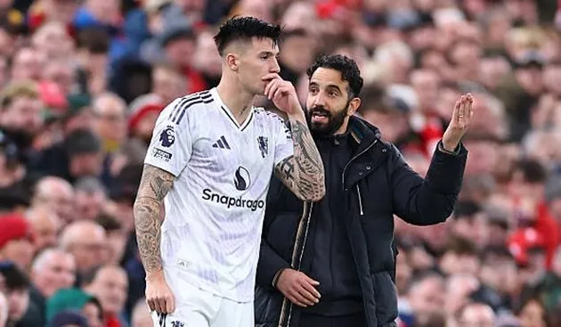 Ruben Amorim trao đổi chiến thuật với các học trò bên đường biên tại Old Trafford