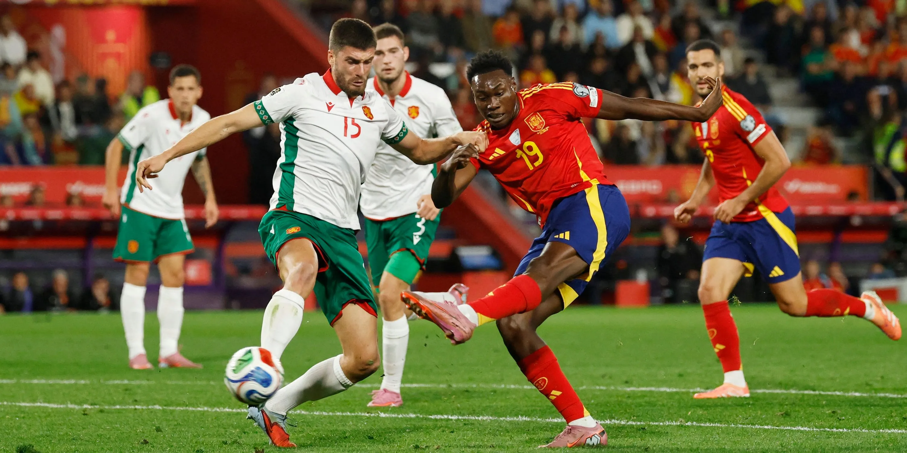 Samu Aghehowa trong màu áo tuyển Tây Ban Nha