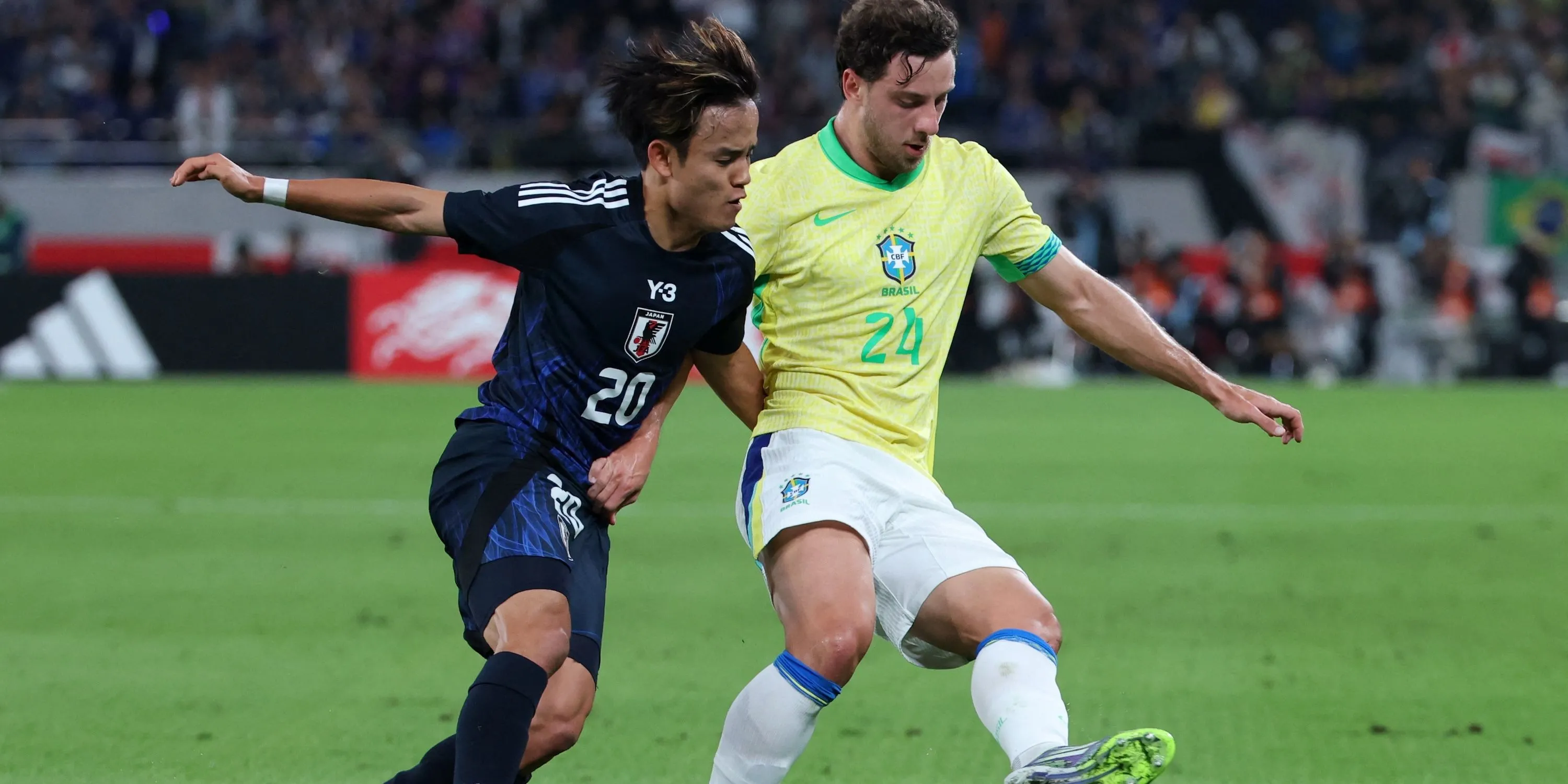 Takefusa Kubo tranh chấp với Carlos Augusto trong màu áo Real Sociedad, hình ảnh minh họa phong cách tấn công kỹ thuật của "Messi Nhật"